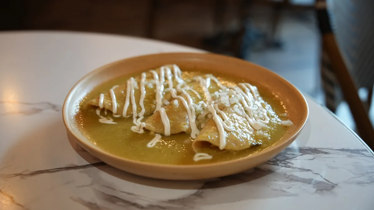 Enchiladas Verdes: Tres enchiladas con salsa verde rellenas de pollo.