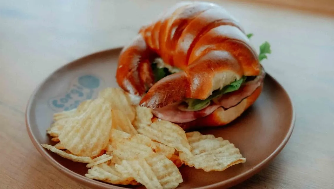 Croissant con jamón — foto de Del archivo Corgi en Corgi con Leche