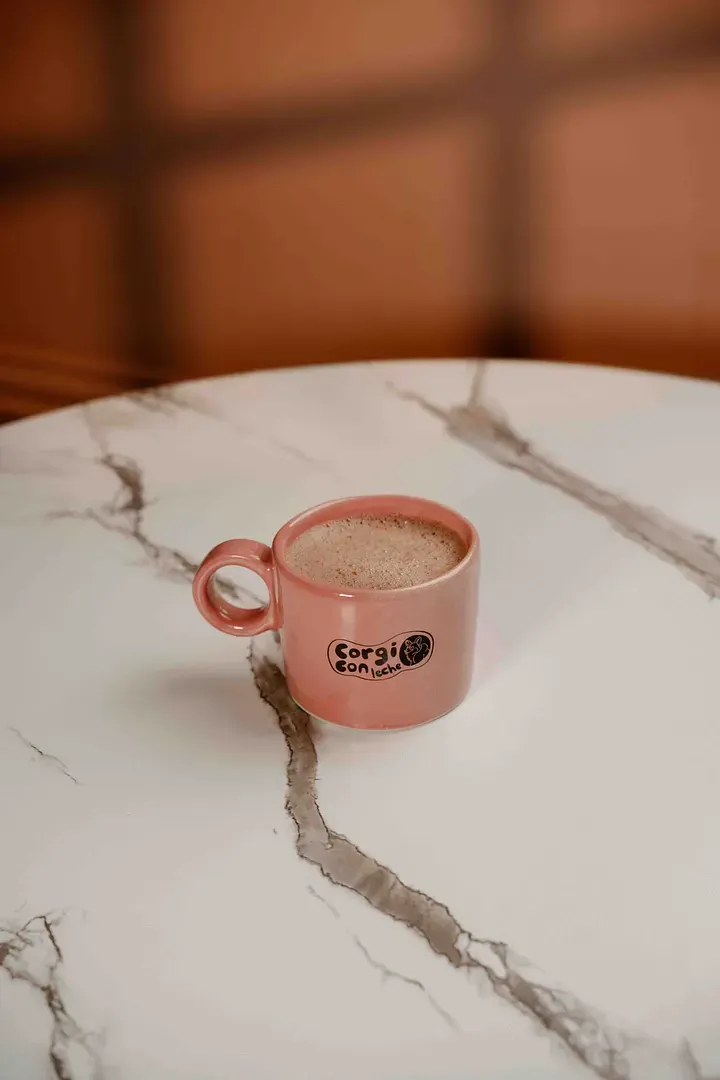 Chocolate Caliente: Chocolate espeso y calientito.