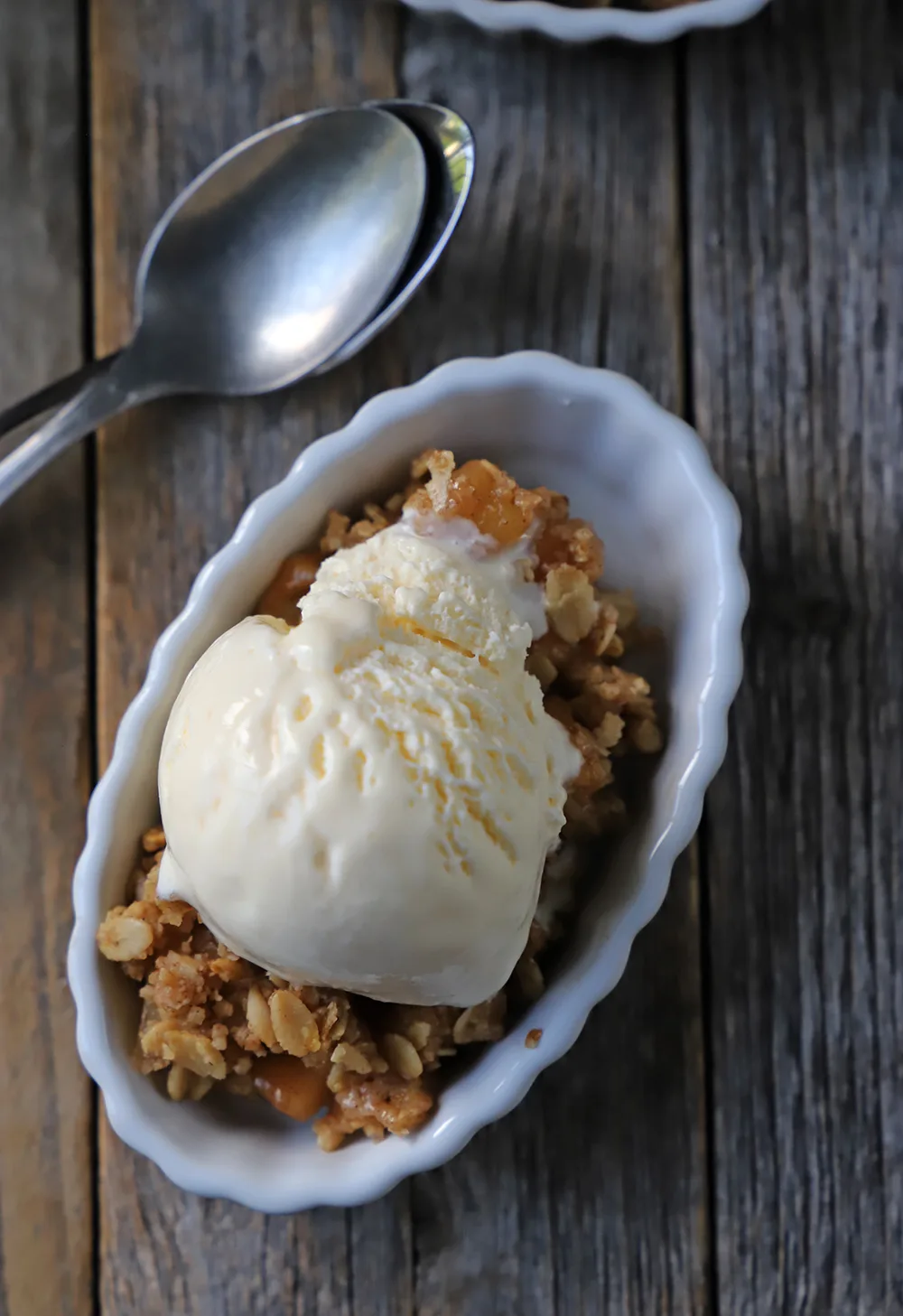 Crumble de Manzana: Con bola de nieve, receta tradicional de repostería inglesa.