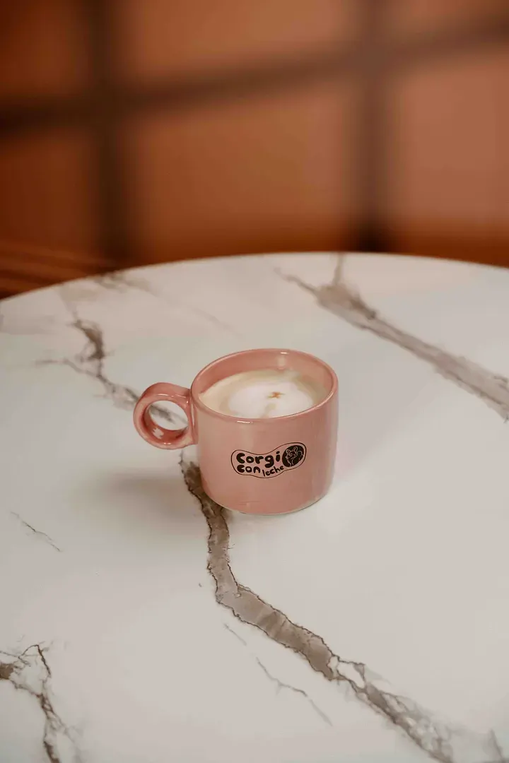 Latte: Puedes agregar jarabe de caramelo, vainilla, avellana o crema irlandesa.