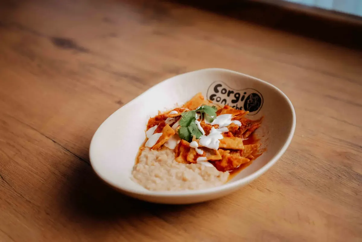 Chilaquiles: Rojos, Verdes o Chipotle. Puedes agregar proteína extra.