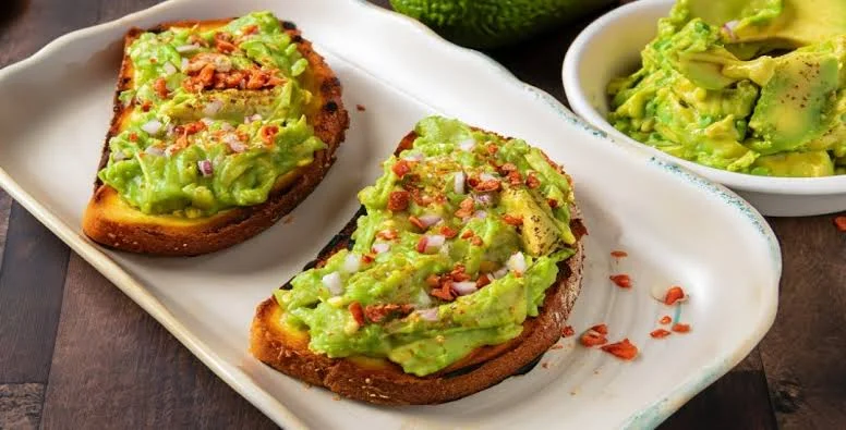 Toast Mexicano: Dos rebanadas de masa madre con ensalada de verdolaga. Puedes agregar proteína.