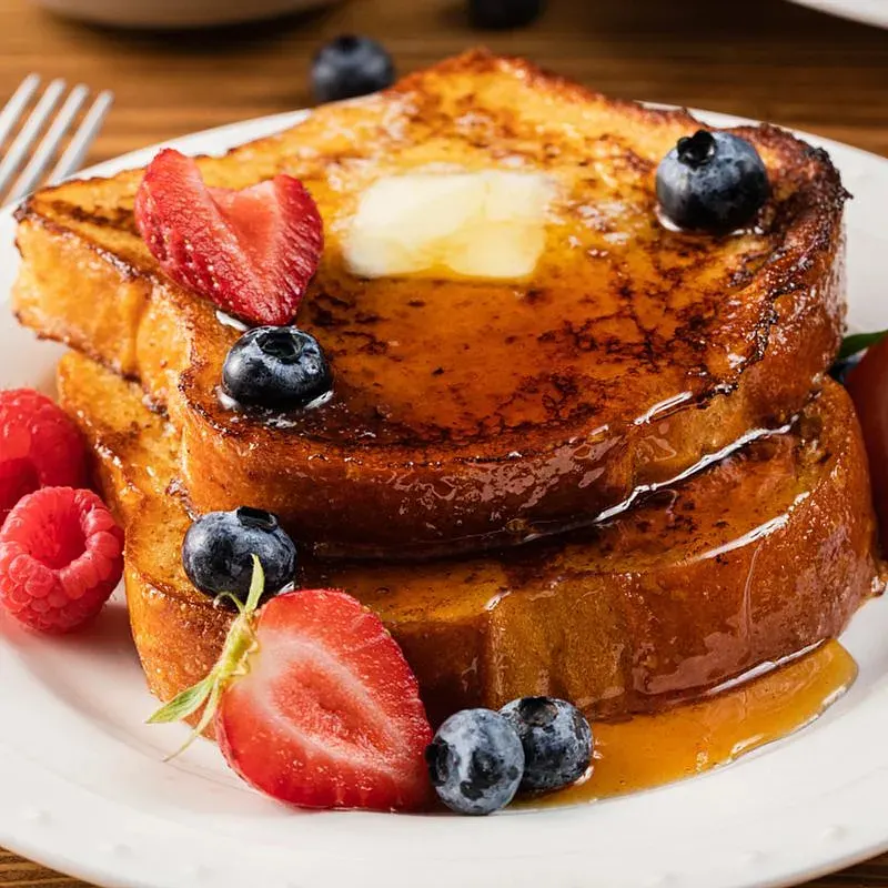 Pan Francés 2 pisos: Brioche relleno en jarabe de café, crema mascarpone, frutos del bosque y semillas caramelizadas. ¡Trae relleno!