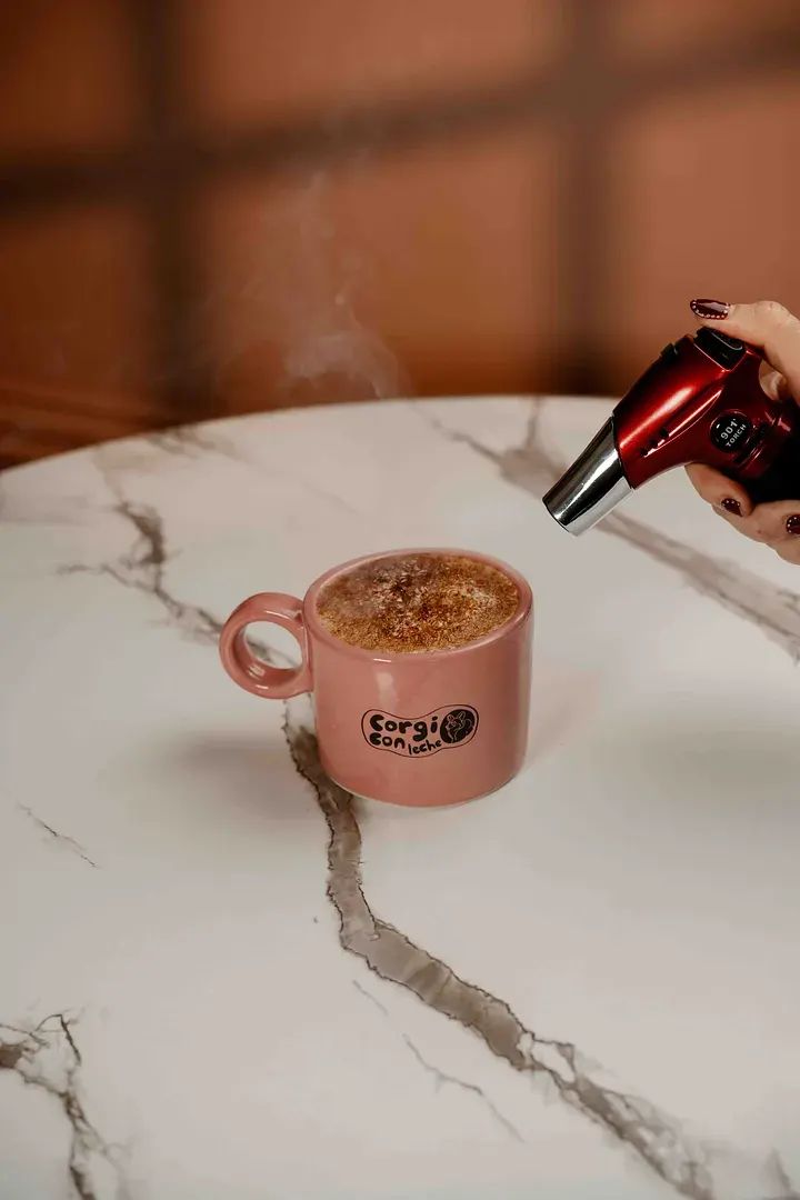 CorgiBrûlée: Latte a tu gusto con crème brûlée, a las rocas o caliente.