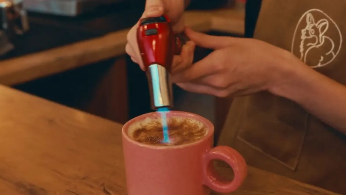 Barista flameando un café — foto de Del archivo Corgi en Corgi con Leche