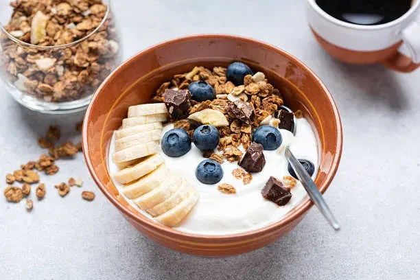 Bowl de Yogurt: Yogurt griego sin azúcar, fruta, nueces y granola.