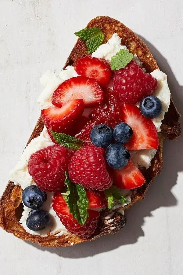Toast de Frutos del Bosque: Base de yogurt.