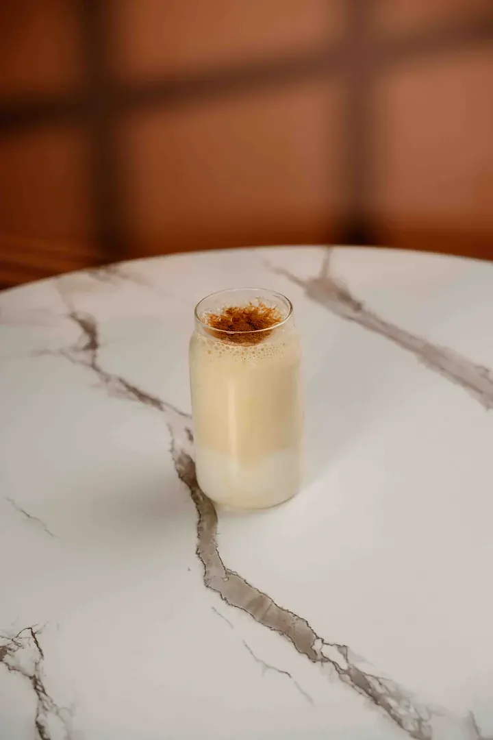Flanatte: Latte con flan de la casa y canela.